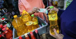 Pedangang menata minyak goreng pada etalase kios miliknya di Pasar Tebet, Jakarta Selatan, Rabu, 18 Februari 2026. (Sumber: Poskota/Bilal Nugraha Ginanjar)