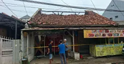 Potret kios dan rumah yang terbakar di Beji, Depok. (Sumber: Poskota/Angga Pahlevi)