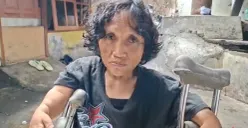 Potret Anah, 43 tahun, ibu disabilitas di Cengkareng, Jakarta Barat, yang rumahnya direnovasi oleh Satpol PP Jakarta, Kamis, 19 Februari 2026. (Sumber: Poskota/Pandi Ramedhan)