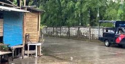 Keberadaan gubuk-gubuk yang kerap dijadikan tempat karaoke hingga diprotes warga Meruya Selatan, Kembangan, Jakarta Barat, Kamis, 19 Februari 2026. (Sumber: Poskota/ Pandi Ramedhan)