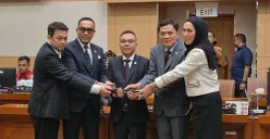 Ahmad Sahroni kembali ditetapkan sebagai Wakil Ketua Komisi III DPR RI dalam rapat resmi yang dipimpin Wakil Ketua DPR RI Sufmi Dasco Ahmad di Kompleks Parlemen, Kamis (19/2). (Sumber: X/@MiskinTV_)