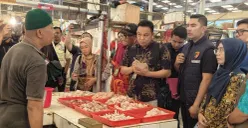 Satgas Saber Pelanggaran Harga, Keamanan, dan Mutu Pangan melakukan pengecekan harga dan ketersediaan bahan pokok di Pasar Koja Baru, Jakarta Utara, Kamis, 19 Februari 2026. (Sumber: Dok. Polda Metro Jaya)