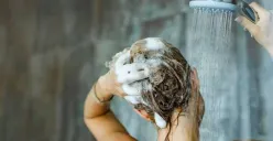 Keramas saat puasa tetap diperbolehkan selama tidak memasukkan air ke dalam tubuh secara sengaja. (Sumber: Pinterest/@Helssy Hair)