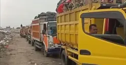Antrian truk sampah terjadi di TPA Jatiwaringin akibat sebuah truk lainnya terperosok pada Kamis, 19 Februari 2026. (Sumber: Istimewa)