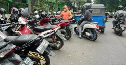 Parkir liar di kawasan Pasar Senen, Jakarta Pusat, Sabtu, 21 Februari 2026. (Sumber: Poskota/M. Tegar Jihad)