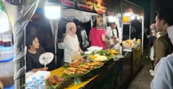 Salah sebuah lapak pedagang di Pasar Ramadhan di Masjid Istiqlal, Pasar Baru, Sawah Besar, Jakarta Pusat. (Sumber: Poskota/Ali Mansur)