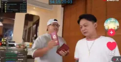Koh Jefri JOJ membagikan angpau dan memberi tantangan makan durian kepada peserta Marapthon Season 3, membuat suasana acara semakin meriah. (Sumber: Tiktok/@bram_htid)