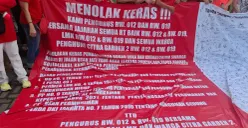 Warga Perumahan Citra 2, Kalideres, Jakarta Barat, menolak pembangunan rumah duka dan krematorium, dengan menggelar unjuk rasa. (Sumber: Istimewa)