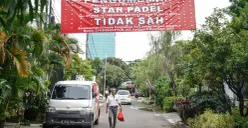 Spanduk Penolakan Lapangan Padel di Pulomas, Jakarta Timur. (Sumber: Poskota/Bilal Nugraha Ginanjar)