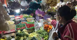 Pengunjung terlihat sedang berbelanja bahan pokok di Pasar Slipi, Palmerah, Jakarta Barat, Minggu, 22 Februari 2026. (Sumber: Poskota/Pandi Ramedhan)