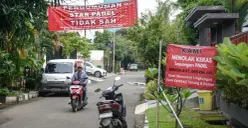 Spanduk penolakan lapangan padel di perumahan Pulomas, Jakarta Timur. (Sumber: Poskota/Bilal Nugraha Ginanjar)
