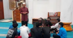 Sejumlah remaja yang diduga hendak terlibat tawuran di wilayah Cipayung, Kota Depok, diberi Pembinaan Rohani di Masjid Al Ikhlas. (Sumber: Polda Metro Jaya)