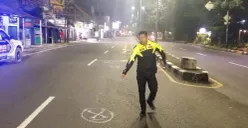Polisi melakukan olah TKP pasca kecelakaan yang menewaskan seorang pria di Jalan Raya Bogor. (Sumber: Dok. Satlantas Polres Bogor)
