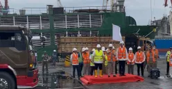 Gubernur DKI Jakarta Pramono Anung saat meninjau kedatangan sapi impor asal Australia di Dermaga 101 Pelabuhan Tanjung Priok, Jakarta Utara, pada Senin, 23 Februari 2026. (Sumber: Poskota/Pandi Ramedhan)