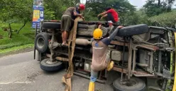 Petugas mengevakuasi truk terguling di Jalan MH. Thamrin, Sentul City, Babakan Madang, Kabupaten Bogor, Selasa, 24 Februari 2026. (Sumber: Dok. Damkar Bogor)