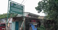 Aktivitas warga Kampung Bilik, Kalideres, Jakarta Barat, di tengah proses relokasi ke rusun karena terkena penggusuran pembangunan TPU. (Sumber: Poskota/Bilal Nugraha Ginanjar)