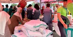 Warga Cibinong, Kabupaten Bogor menyerbu program GPM yang digelar di halaman Masjid Nurul Wathon, Kecamatan Cibinong, Kabupaten Bogor. (Sumber: Poskota/Giffar Rivana)
