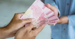 Ilustrasi pemberian THR. (Sumber: Line Bank)