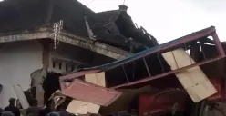 Truk tronton yang menabrak tiga rumah di Dusun Jengkol, Desa Losari, Kecamatan Pakis, Kabupaten Magelang, Jumat (27/2/2026). (Sumber: Instagram/@magelang_raya)