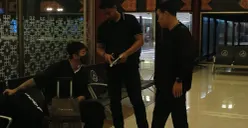 Petugas Timpora Imigrasi Jaksel dampingi 2 WNA asal China dan Thailand yang dideportasi ke negara asal di Bandara Soeeta. (Sumber: Dok. Humas Imigrasi Jaksel)