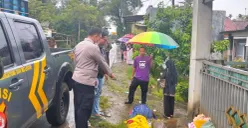 Petugas Polsek Petir mengamankan TKP dan melarikan korban ke RSUD dr Drajat Prawiranegara. (Sumber: Dok. Polsek Petir)