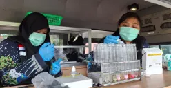 Petugas BPOM Tangerang saat melakukan uji sampel bahan makan. (Sumber: Istimewa)