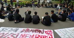 Puluhan mahasiswa IPB gelar aksi desak Polri lakukan reformasi total. (Sumber: Poskota/Giffar Rivana)