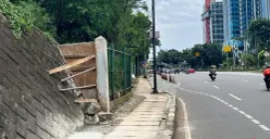 Akses masuk Taman Hutan Kota Cawang dicor usai diduga jadi sarang tindak asusila. (Sumber: Poskota/M Tegar Jihad)