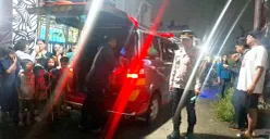 Evakuasi jasad bayi tak berdosa dibuang ke aliran irigasi dibawa menggunakan mobil ambulan ke RS PMI Bogor. (Sumber: Poskota/ Angga Pahlevi)
