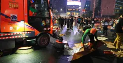 Penanganan sampah oleh DLH DKI Jakarta saat malam pergantian tahun baru pada Kamis, 1 Januari 2025. (Sumber: Istimewa)