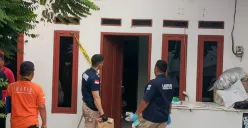 Tim Labfor Polri tengah melakukan penyisiran terhadap rumah kontrakan tempat ditemukannya satu keluarga tewas, di Warakas, Tanjung Priok, Jakarta Utara, Jumat, 2 Desember 2025. (Sumber: Poskota/Ali Mansur)
