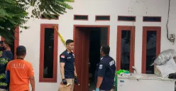 Tim Labfor Polri tengah melakukan penyisiran terhadap rakyat rumah kontrakan tempat ditemukannya satu keluarga dalam kondisi tidak bernyawa,  di Warakas, Tanjung Priok, Jakarta Utara, Jumat, 2 Desember 2025. (Sumber: Poskota | Foto: Ali Mansur)