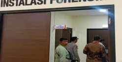 Petugas berada di Instalasi Forensik RS Polri Kramat Jati, Jakarta Timur, tempat proses autopsi terhadap korban penganiayaan di Depok sebelum jenazah diserahkan kepada pihak keluarga. (Sumber: Istimewa)