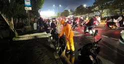 Petugas kebersihan DLH Kota Bekasi seusai perayaan Nataru. (Sumber: Dok. Istimewa)