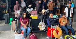 Suasna di Terminal Bus AKP Kalideres, Jakarat Barat, saat momen Nataru 2025/2026. (Sumber: Poskota/Pandi Ramedhan)