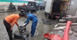 Petugas melakukan penyedotan pada genangan yang terjadi di wilayah Jakarta, Sabtu, 3 Desember 2026. (Sumber: Dok. Istimewa)