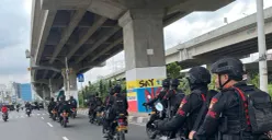 Pasukan Brimob Polda Metro Jaya menggelar patroli dan kegiatan pengamanan untuk mengantisipasi potensi tawuran warga di wilayah Cipinang Besar Selatan, Kecamatan Jatinegara, Jakarta Timur, Minggu, 4 Januari 2026. (Sumber: Dok. Polda Metro Jaya)
