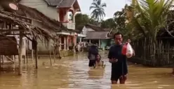 Warga terdampak banjir di Desa Idaman, Kecamatan Patia, Pandeglang, saat melakukan evakuasi mandiri. (Sumber: Dok. Kades Idaman)