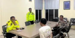 Petugas menginterogasi pelaku pembawa ratusan liter solar yang mengonsumsi sabu di rest area KM 21 Tol Jagorawi, Kecamatan Gunung Putri, Kabupaten Bogor. (Sumber: Dok. Istimewa)