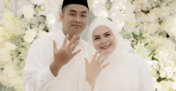 Hj Ananda dan Rifqi Maulana Mansyur saat prosesi pernikahan resmi yang digelar pada 5 Januari 2026, disaksikan keluarga dan kerabat dekat. (Sumber: Instagram/@hj.ananda)