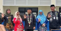 Wali Kota Depok Supian Suri bersama jajaran di tengah acara peresmian gedung SMPN3 Sukmajaya Depok. (Sumber: Dok. Humas Pemkot Depok)
