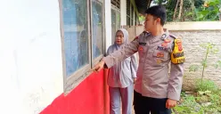 Polisi memeriksa SDN 03 Sukasari yang dibobol maling melalui jendela. (Sumber: Polsek Rumpin)