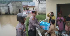 Bojongsari Kompol Fauzan bersama perangkat RT dan RW dan anggota turun mengecek lokasi banjir luapan Kali Pesanggrahan membuat banjir rumah warga di Perum Griya Alif dan diungsikan sementara. (Sumber: Dok. Polsek Bojongsari)