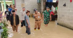 Camat Tigaraksa, Cucu Abdurrosyied meninjau titik banjir di Desa Margasari, Kecamatan Tigaraksa, Kabupaten Tangerang, Selasa, 13 Januari 2026. (Sumber: Poskota/Veronica Prasetio)