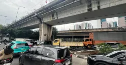 Suasana di Exit Tol Rawa Buaya, Cengkareng, Jakarta Barat, pasca kejadian viral adanya penutupan jalan hingga dijajaki pak ogah yang melakukan pungli, Kamis, 15 Januari 2026. (Sumber: Poskota/Pandi Ramedhan)