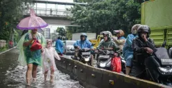 Ilustrasi, BMKG prediksi cuaca ekstrim, waspada potensi banjir di Jakarta. (Sumber: Poskota/Bilal Nugraha)