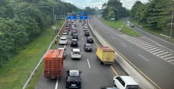 Kondisi Tol Ciawi arah Puncak, Kabupaten Bogor, padat. (Sumber: Poskota/Giffar Rivana)