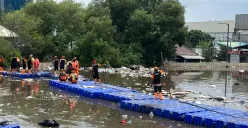 Kondisi sampah yang menggunung di perairan kawasan tanggul Muara Baru, Penjaringan, Jakarta Utara, Sabtu, 17 Januari 2026. (Sumber: Poskota/Pandi Ramedhan)