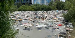 Kondisi keberadaan sampah yang menggunung di perairan kawasan tanggul Muara Baru, Penjaringan, Jakarta Utara. (Sumber: Poskota/Pandi Ramedhan)