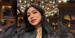 Jessica Iskandar membagikan kisah pilu pelecehan yang dialaminya saat TK. Ia mengaku berani bicara setelah membaca buku Broken Strings karya Aurelie Moeremans. (Sumber: Instagram/@inijedar)